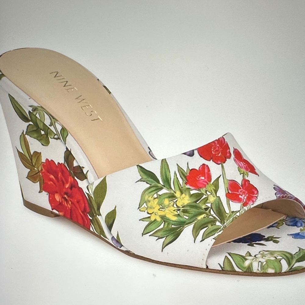$95 Nine West Floral Wedge Sandals - Red and Green Sz 8 New In Box